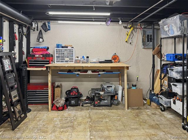 1699 Brentwood Drive, Troy, MI 48098