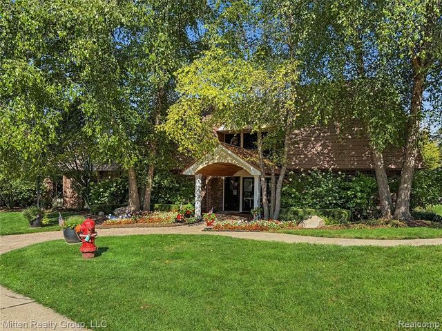 1699 Brentwood Drive, Troy, MI 48098