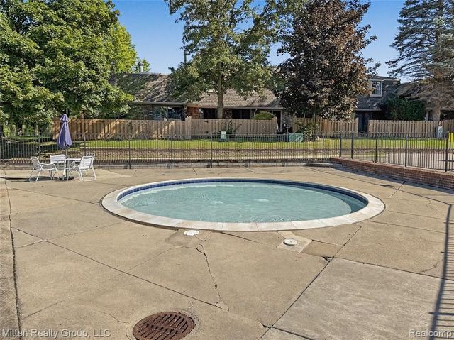 1699 Brentwood Drive, Troy, MI 48098