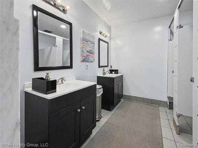 1699 Brentwood Drive, Troy, MI 48098
