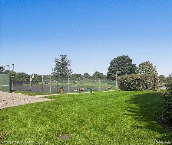 1699 Brentwood Drive, Troy, MI 48098