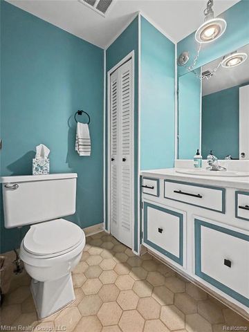 1699 Brentwood Drive, Troy, MI 48098