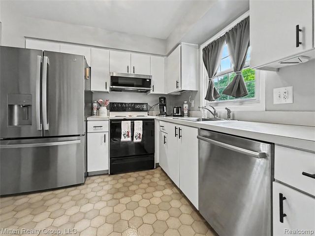 1699 Brentwood Drive, Troy, MI 48098
