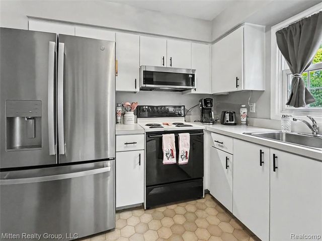 1699 Brentwood Drive, Troy, MI 48098