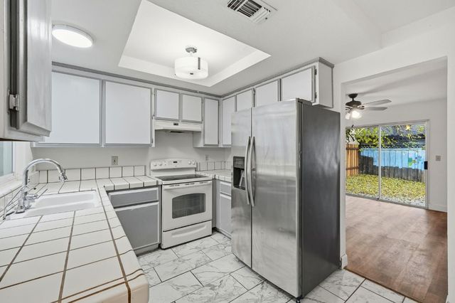 95 Saginaw Cir, Sacramento, CA 95833