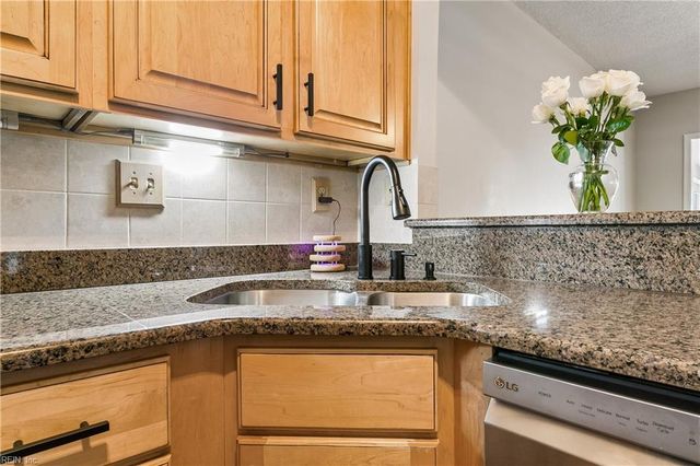 686 Todd TRL, Newport News, VA 23602