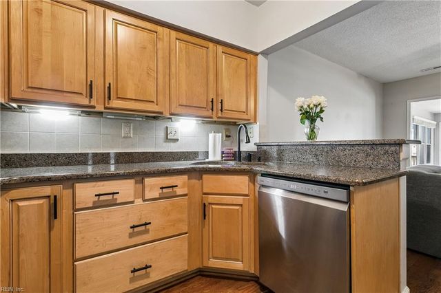 686 Todd TRL, Newport News, VA 23602