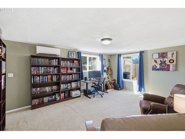 4595 DAISY St, Springfield, OR 97478