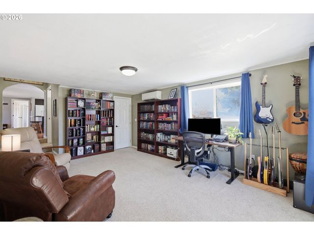 4595 DAISY St, Springfield, OR 97478