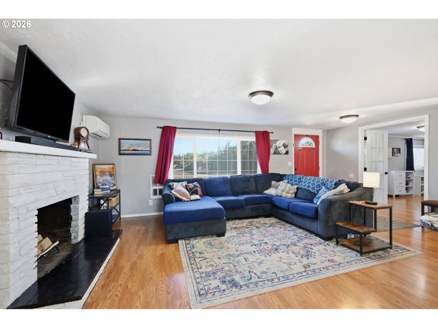 4595 DAISY St, Springfield, OR 97478