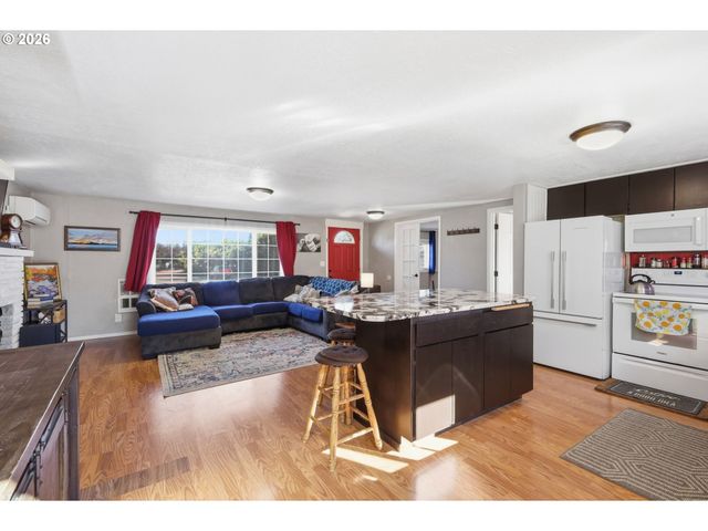 4595 DAISY St, Springfield, OR 97478
