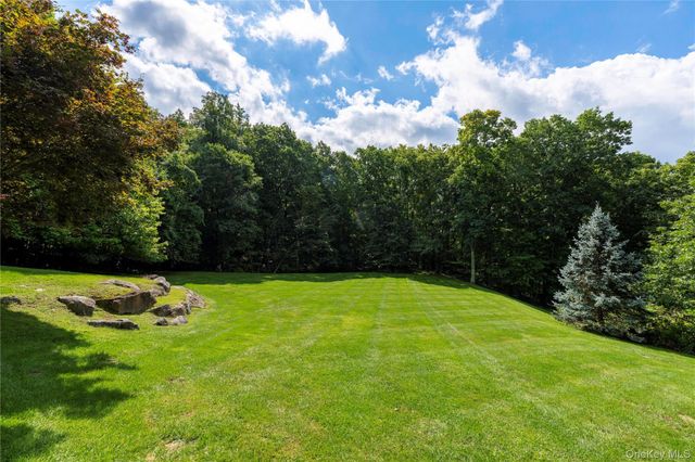40 Sprucetop Drive, Mahopac, NY 10541
