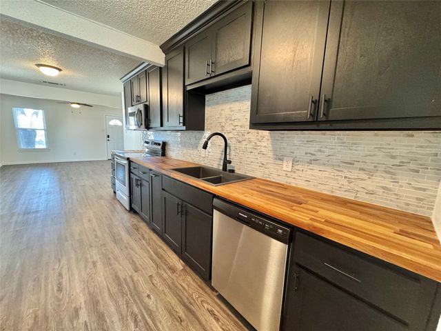 113 W Arnold Street, Granbury, TX 76048