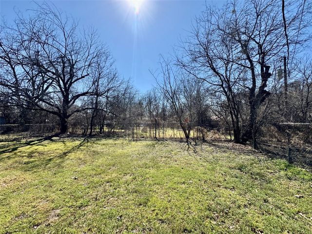 113 W Arnold Street, Granbury, TX 76048