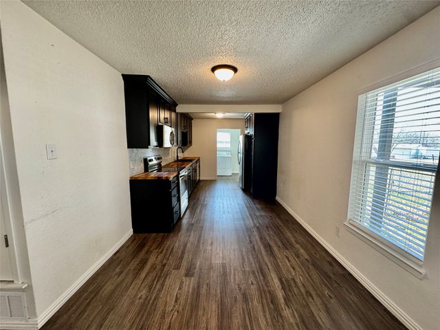 113 W Arnold Street, Granbury, TX 76048
