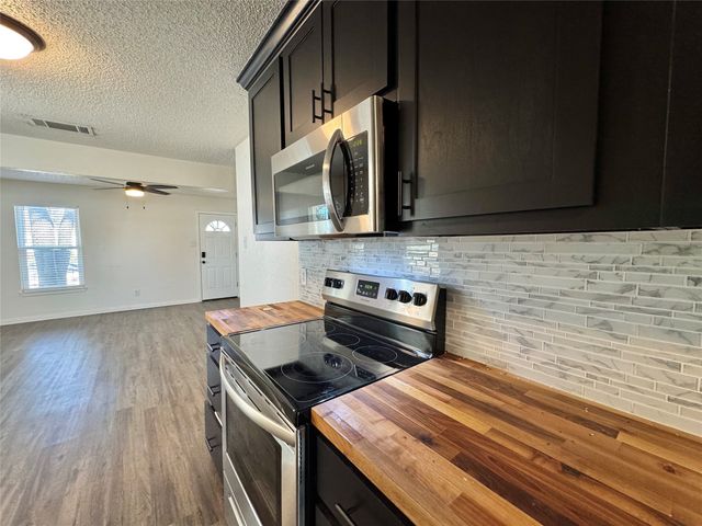113 W Arnold Street, Granbury, TX 76048