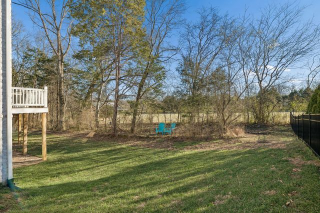 1136 Willow Springs Dr, Lebanon, TN 37087