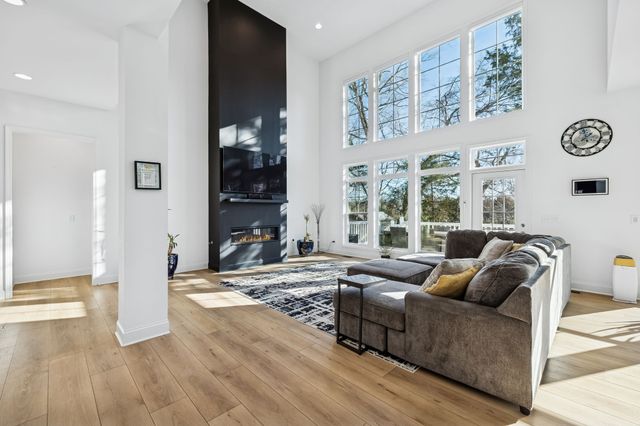 1136 Willow Springs Dr, Lebanon, TN 37087