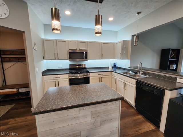 218 Stone Ridge Way, Berea, OH 44017