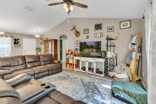 9 SEQUOIA LOOP LANE, Ocklawaha, FL 32179
