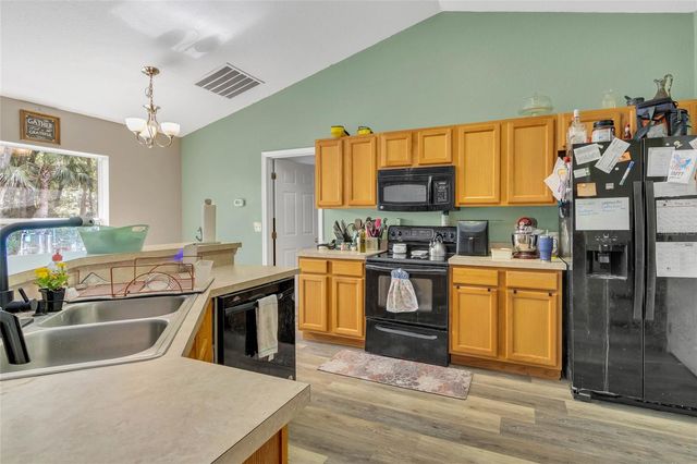 9 SEQUOIA LOOP LANE, Ocklawaha, FL 32179