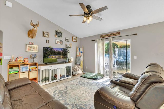 9 SEQUOIA LOOP LANE, Ocklawaha, FL 32179