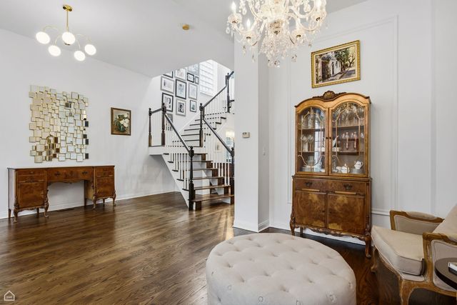 1310 W Roscoe Street, Chicago, IL 60657