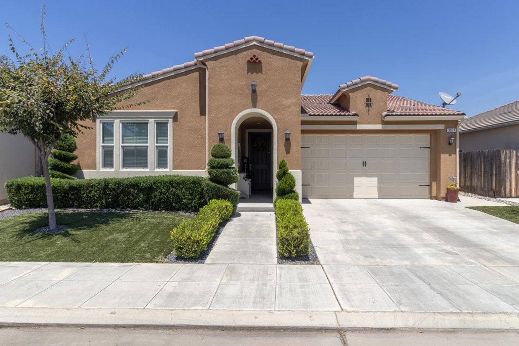 Image 1 of property listing at 3971 Saginaw Avenue, Clovis, CA 93619