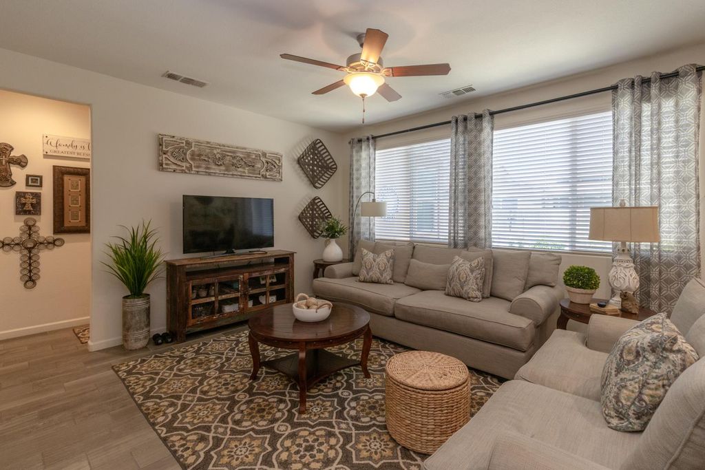 Image 13 of property listing at 3971 Saginaw Avenue, Clovis, CA 93619