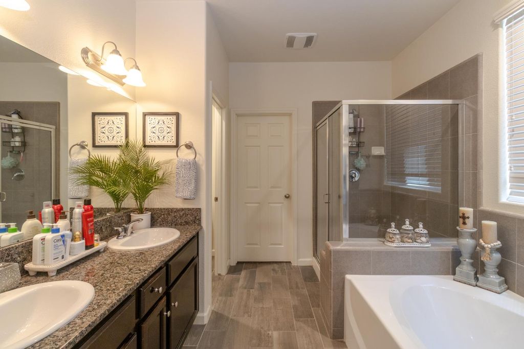 Image 23 of property listing at 3971 Saginaw Avenue, Clovis, CA 93619