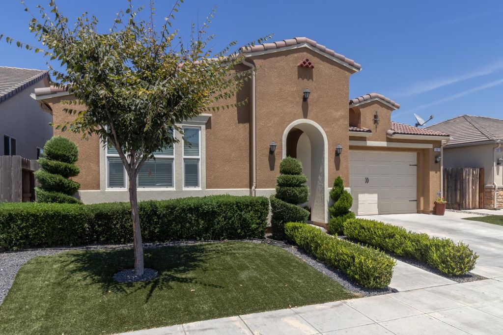 Image 3 of property listing at 3971 Saginaw Avenue, Clovis, CA 93619