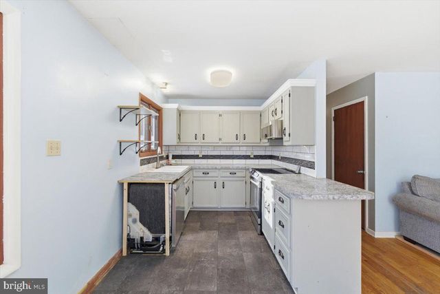 143 ANGLEMIRE DR, Stroudsburg, PA 18360