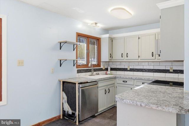 143 ANGLEMIRE DR, Stroudsburg, PA 18360