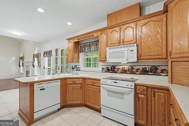 5008 CHAPEL LAKE Circle, Douglasville, GA 30135