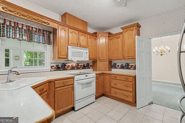 5008 CHAPEL LAKE Circle, Douglasville, GA 30135