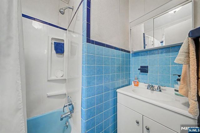 40 Dacotah Avenue, Oakland, NJ 07436