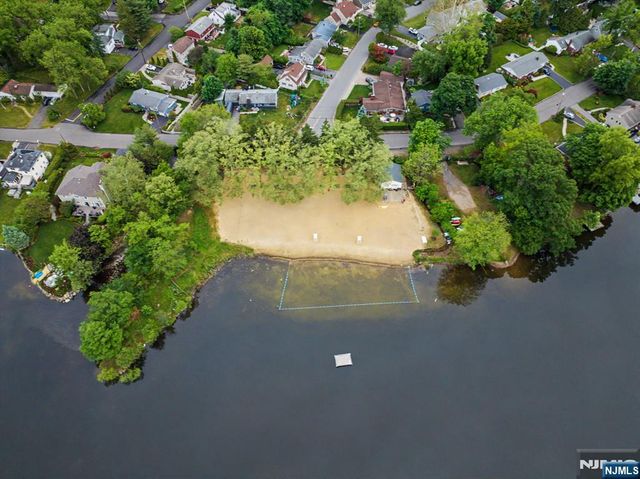 40 Dacotah Avenue, Oakland, NJ 07436