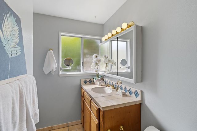 5720 River Oak Way, Carmichael, CA 95608