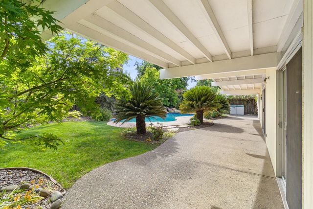 5720 River Oak Way, Carmichael, CA 95608