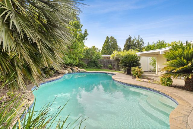 5720 River Oak Way, Carmichael, CA 95608