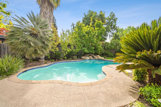 5720 River Oak Way, Carmichael, CA 95608