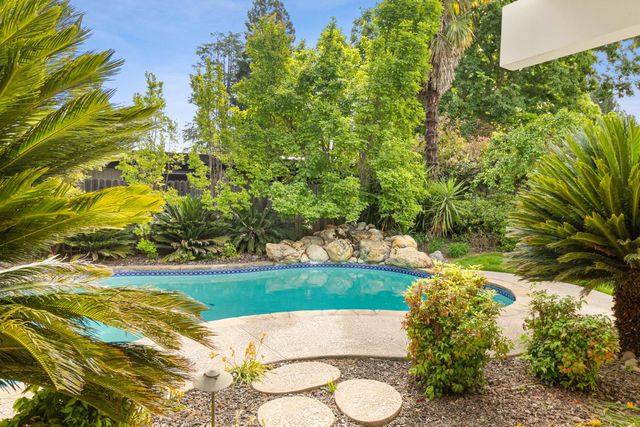 5720 River Oak Way, Carmichael, CA 95608