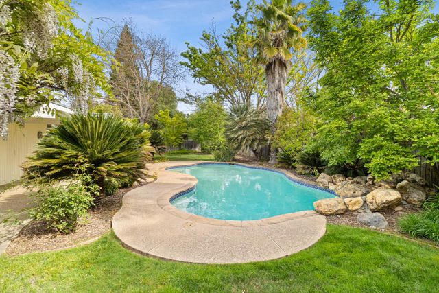 5720 River Oak Way, Carmichael, CA 95608