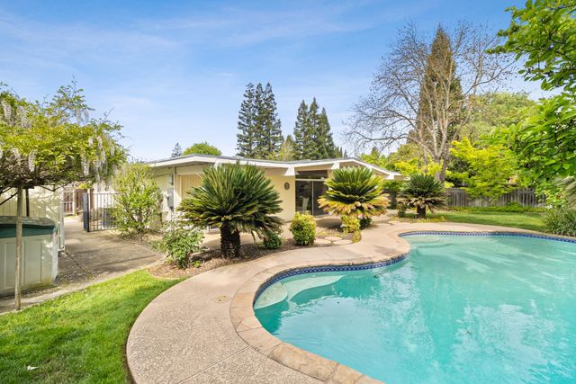 5720 River Oak Way, Carmichael, CA 95608