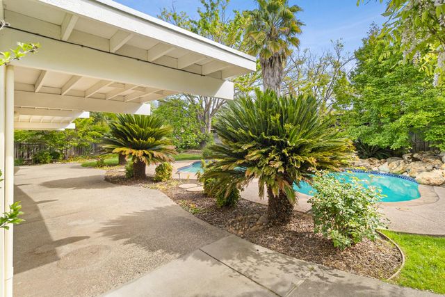 5720 River Oak Way, Carmichael, CA 95608