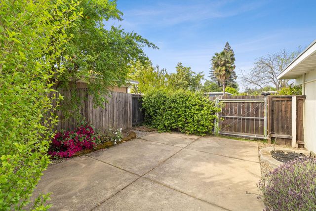 5720 River Oak Way, Carmichael, CA 95608