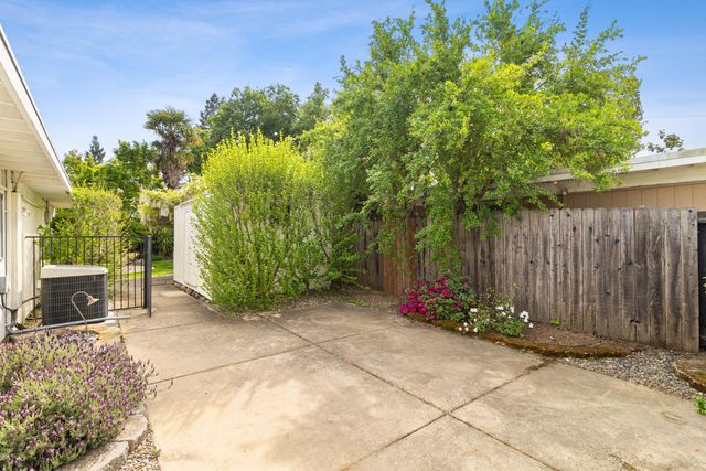 5720 River Oak Way, Carmichael, CA 95608