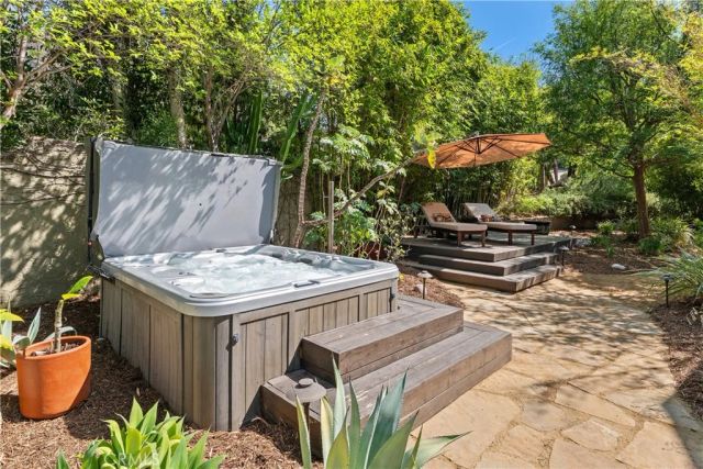 4556 Poe Avenue, Woodland Hills, CA 91364