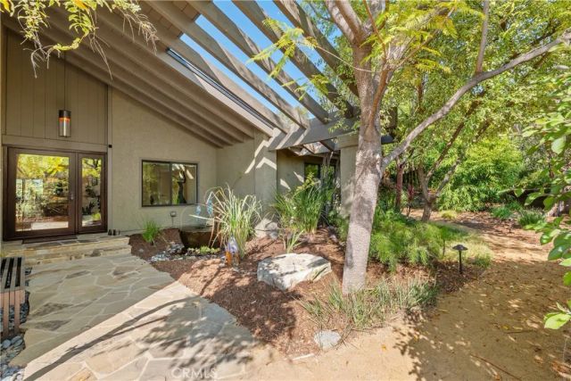 4556 Poe Avenue, Woodland Hills, CA 91364