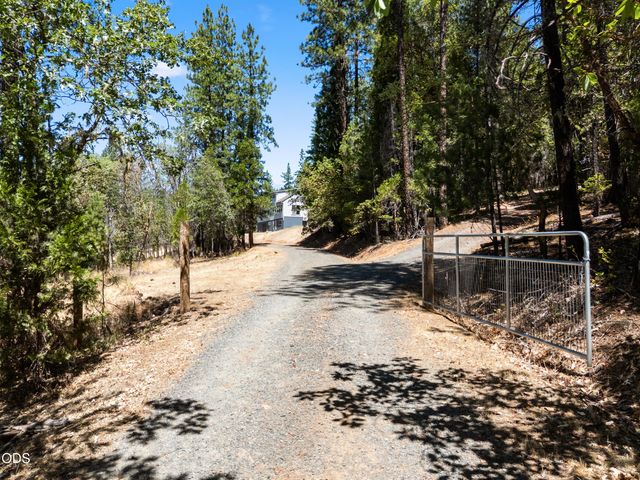 2016 Sykes Creek Road, Rogue River, OR 97537